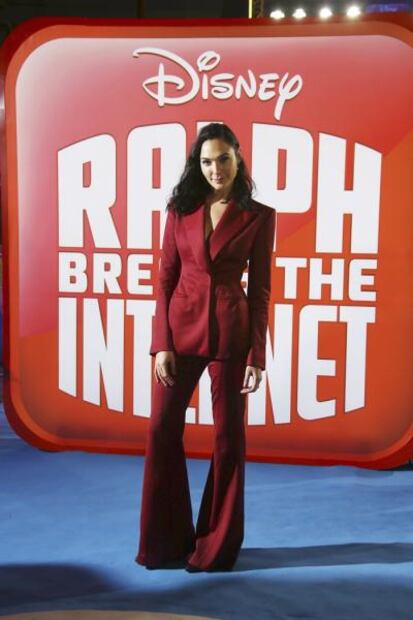 Gal Gadot deslumbra con elegante blazer en Londres