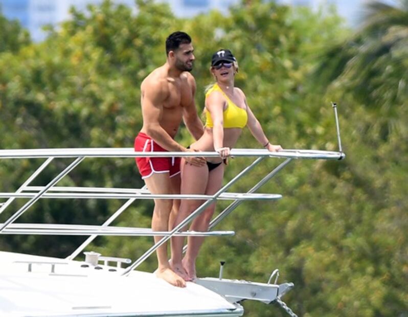 Britney Spears vacaciona con su novio e impacta con bikini en Miami
