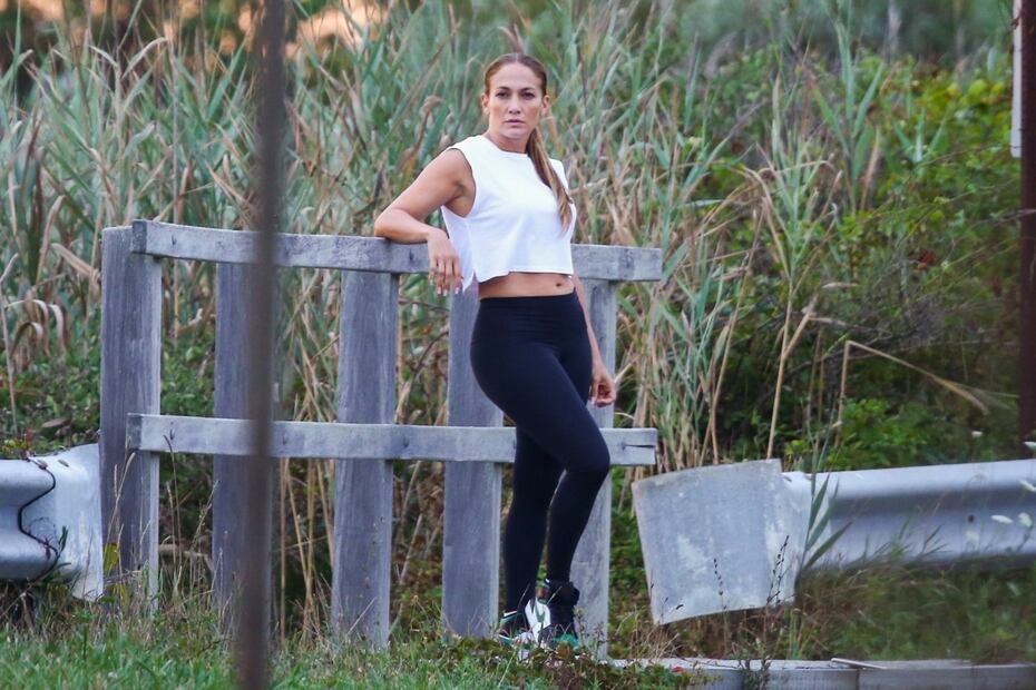 Jennifer Lopez delinea sus curvas con leggings en los Hamptons