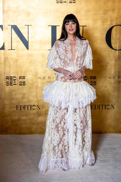 Dakota Johnson impone tendencia con elegante vestido de transparencias y encaje