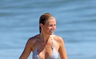 Gwyneth Paltrow luce su figura con diminuto bikini en la playa