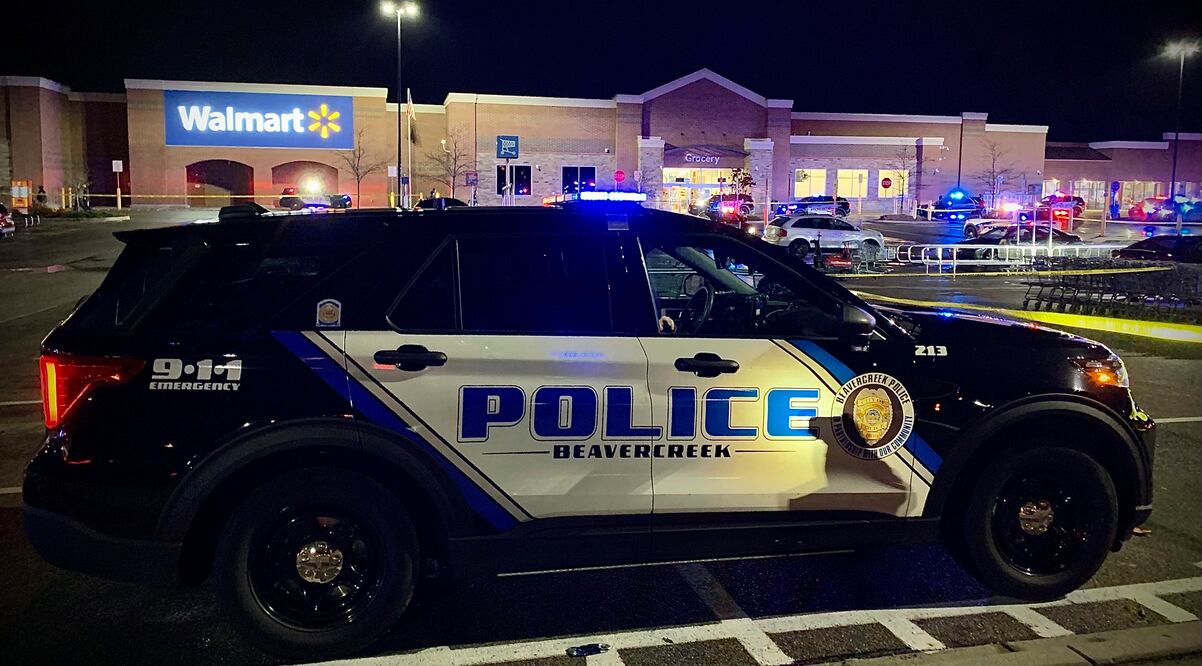 "Ataque armado en Walmart de Ohio: Policía despeja el edificio tras tiroteo; múltiples heridos reportados. (Marshall Gorby/Dayton Daily News via AP)