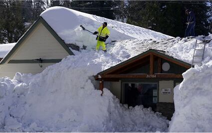 Tormentas de nieve en California dejan al menos 12 muertos