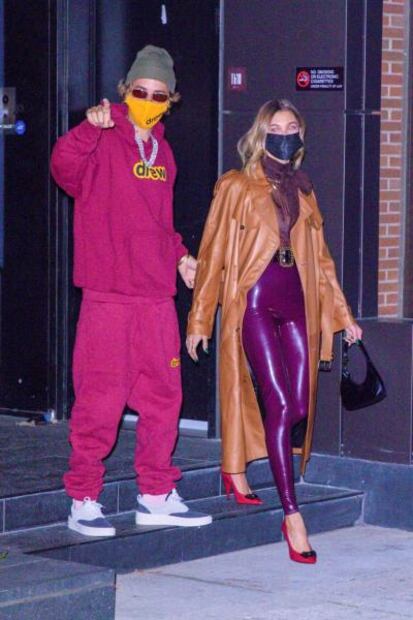 Hailey Bieber impacta con leggings de látex durante cita en NY