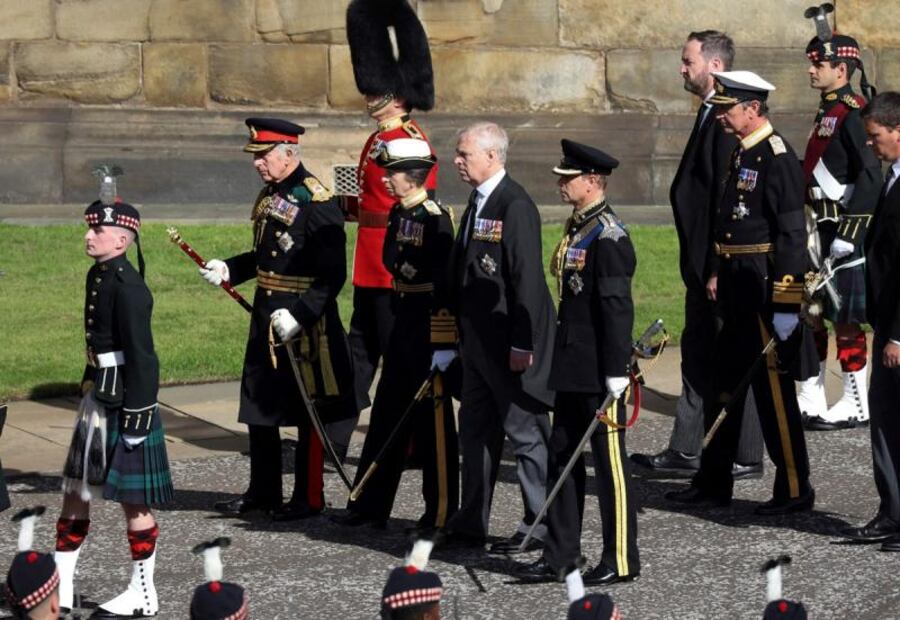 Rey Carlos III encabeza la procesión fúnebre de Isabel II en Edimburgo