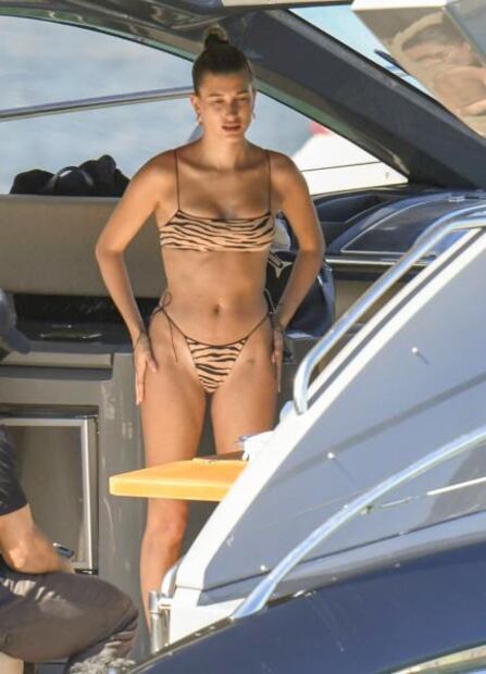 Hailey Bieber impacta con diminuto bikini 'animal print' en Italia