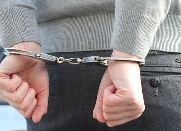 Liberan a preso condenado por error en EU tras pasar 43 años encarcelado