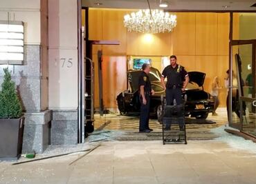 Un Mercedez Benz se impacta contra vestíbulo de la Trump Plaza