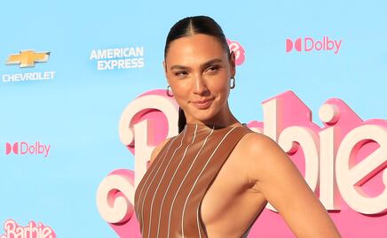 Gal Gadot cautiva con un vestido de cuero sideboob como toda una muñeca