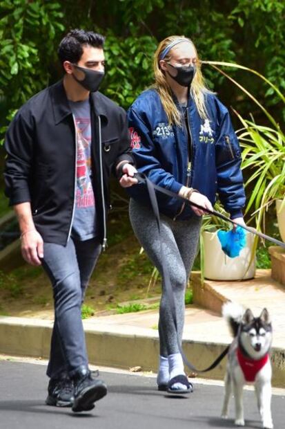 Captan a Sophie Turner embarazada en calles de California
