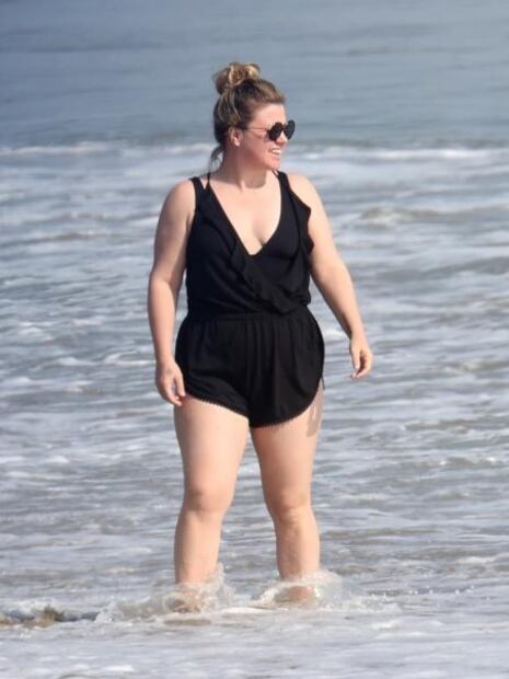 Kelly Clarkson presume curvas con traje de baño en la playa