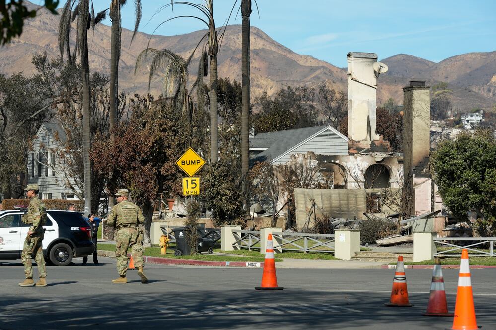Lluvias intensas apagan los fuegos en Los Ángeles, pero elevan la alerta por inundaciones. Foto: AP
