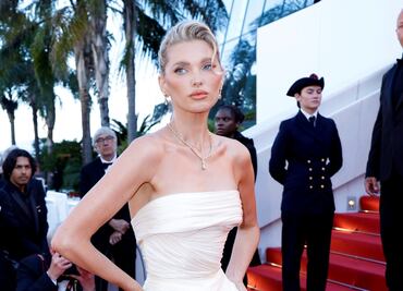 Elsa Hosk presume figura de infarto con microbikini en sesión fotográfica