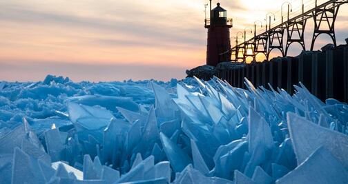 El Lago Michigan se descongela y deja imágenes de postal