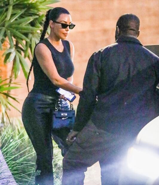 Kim Kardashian luce curvas con bodysuit en Malibú