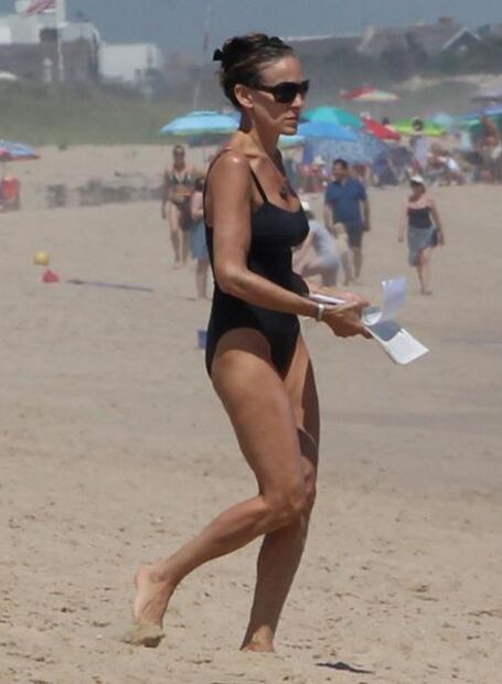 Sarah Jessica Parker luce figura en traje de baño a sus 53 años