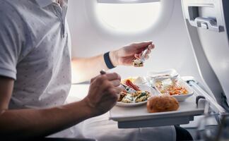 ¡Cuidado! Alimentos que no deberías comer en el avión, según expertos