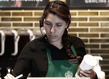 Starbucks despedirá a 1,100 empleados corporativos en una reestructuración para reducir costos