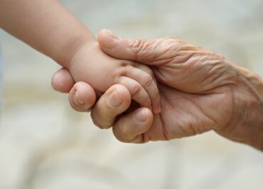 Mujer de 70 años da a luz a gemelos tras recibir tratamiento de fertilidad