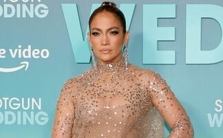 Jennifer Lopez impacta con vestido transparente y de lujo en Hollywood
