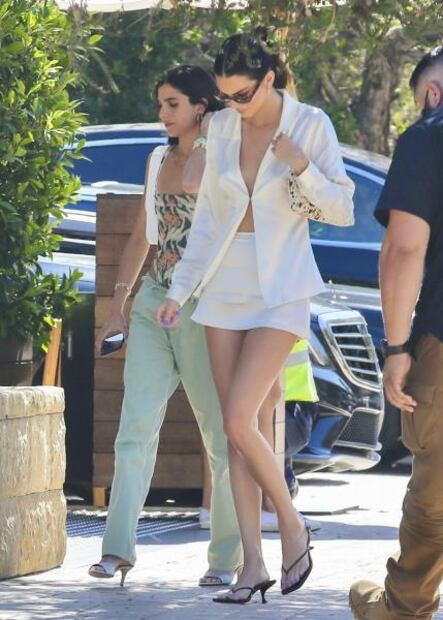 Kendall Jenner se luce con minifalda y blazer al estilo braless en Malibú