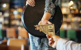 La propina: ¿tiene los días contados en Estados Unidos?
