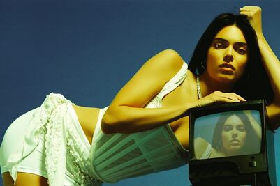 Kendall Jenner impacta con minifalda y corsé en sesión de fotos