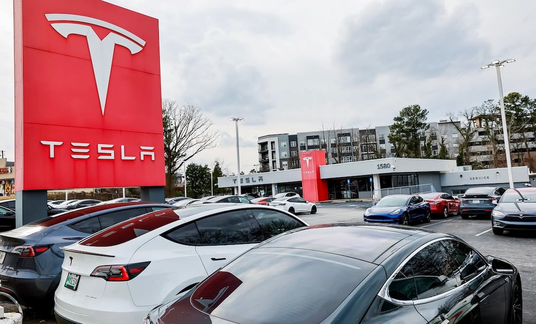 Tesla llama a revisar 2 millones de coches por problema de seguridad en piloto automático. EFE/EPA/ERIK S. LESSER