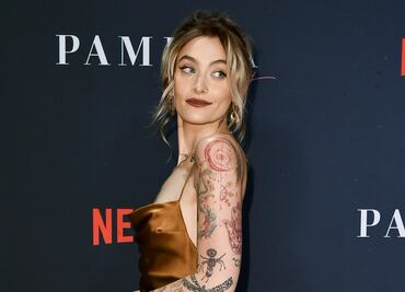 Paris Jackson destila glamour y estilo con vestido slip en estreno de ‘Pamela: A Love Story’