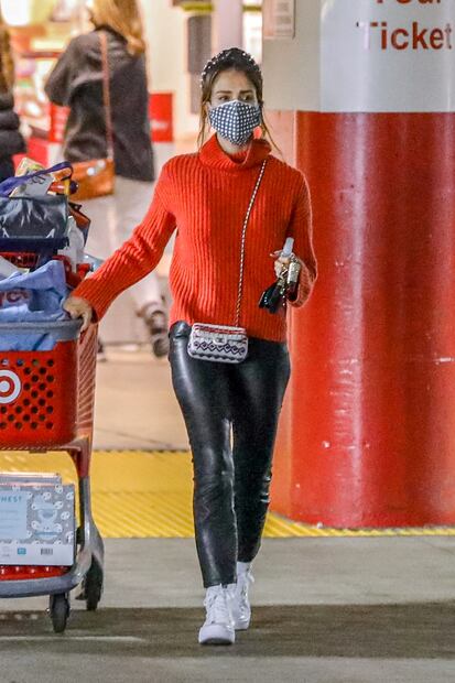 Jessica Alba luce silueta tonificada con pantalones de cuero