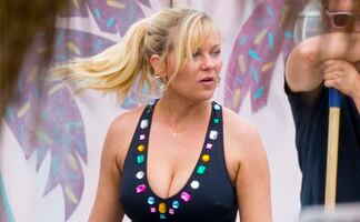 Kirsten Dunst deslumbra con vestido azul en LA tras nacimiento de su bebé