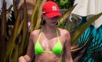 Hailey Bieber impacta con bikini verde neón en México y luce cuerpazo