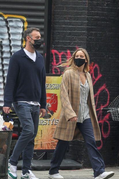 Jennifer Lawrence presume belleza con look casual en Nueva York