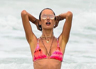 Alessandra Ambrosio presume ‘abs’ con pequeño bikini rosa