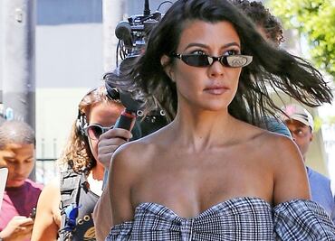 Kourtney Kardashian luce bikini de lujo abrazada de Travis Barker