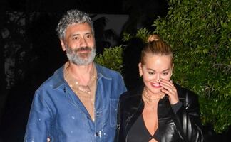 Rita Ora presume figura con crop top y falda con corte de raja en Australia