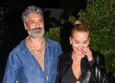 Rita Ora presume figura con crop top y falda con corte de raja en Australia