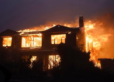 Miles de personas huyen de incendios descontrolados que calcinan casas en Los Ángeles y alrededores. IMÁGENES