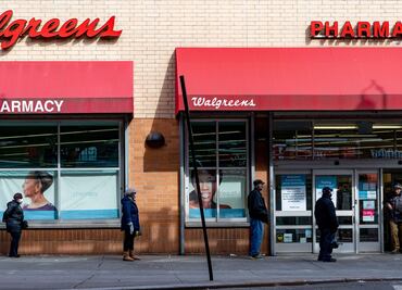 Personas que ya pueden recibir la tercera dosis de vacuna en Walgreens USA