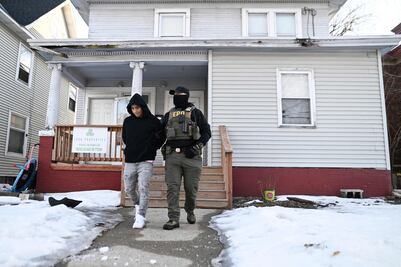 ICE autoriza allanamientos sin orden judicial: memorando interno desata alarma por redadas en EU