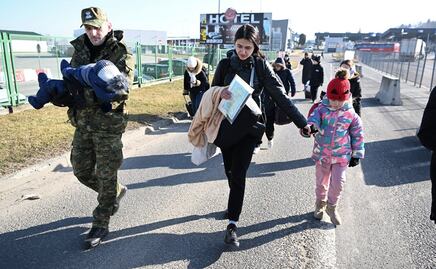 Niña ucraniana con sus datos escritos en la espalda llegó a Francia
