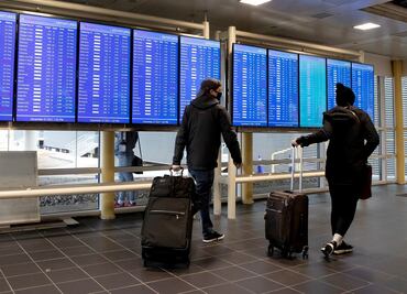 Influencers de Canadá realizan polémica fiesta en vuelo a México