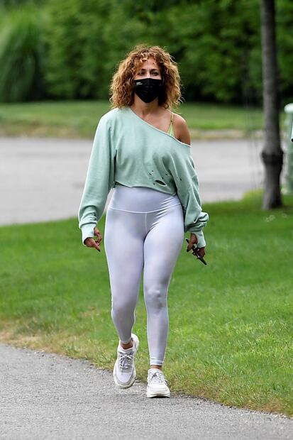 Jennifer Lopez delinea sus piernas tonificadas con leggings blancos