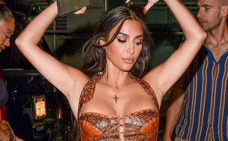 Kim Kardashian presume cintura con su top de cuero más pequeño 