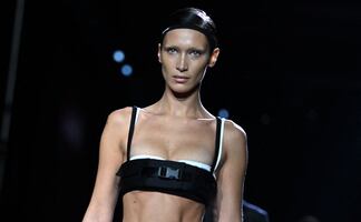 Bella Hadid deja a la vista su lencería con vestido transparente 