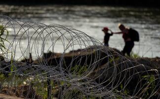 Agentes de Texas "recibieron órdenes" de empujar a migrantes de vuelta al Río, incluyendo bebés y niños