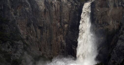 Muere turista tras resbalar de cascada en el parque Yosemite