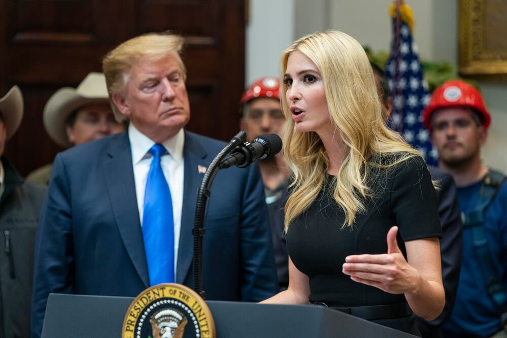 Donald Trump causa polémica al decirle a una mujer que es igual a su hija Ivanka y le pide que "se gire". Foto: EFE