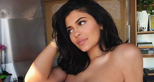 Kylie Jenner destila belleza con minivestido rojo