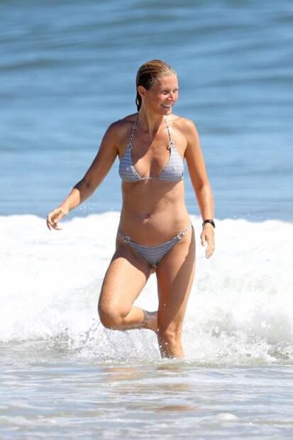 Gwyneth Paltrow deslumbra con bikini a rayas en Los Hamptons